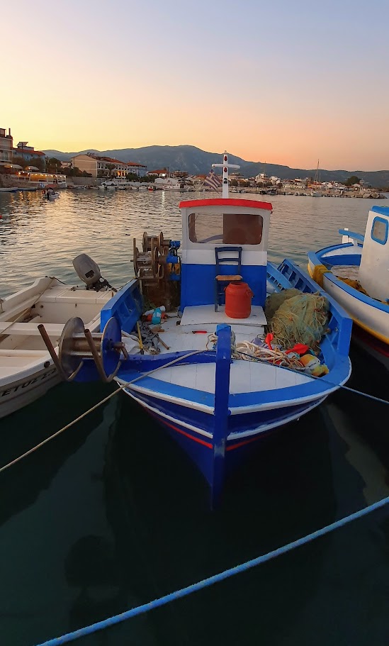 Ein Boot im Hafen von Ireon