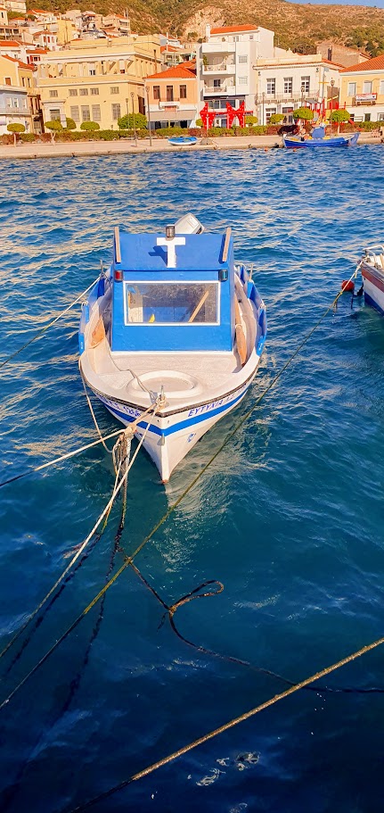 und noch ein Boot im Hafen von Vathie